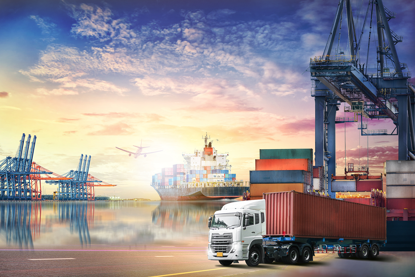 Comparison of sea air and rail freight containers